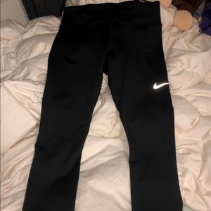 Nike tight fit cropped leggings